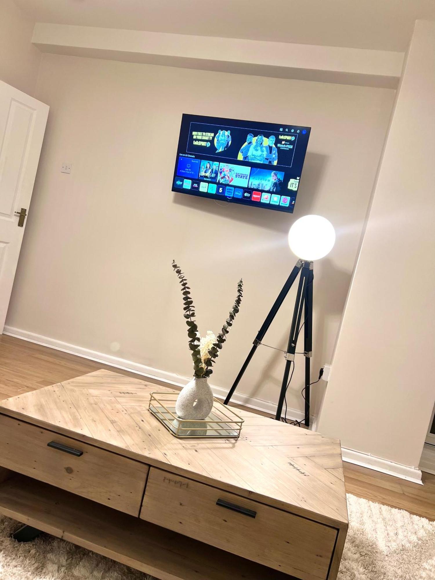 Apartament 3 Minutes To Tower Of Trendy Shoreditch Recently Refurbished 3 Bedrooms Sleeps 8 *